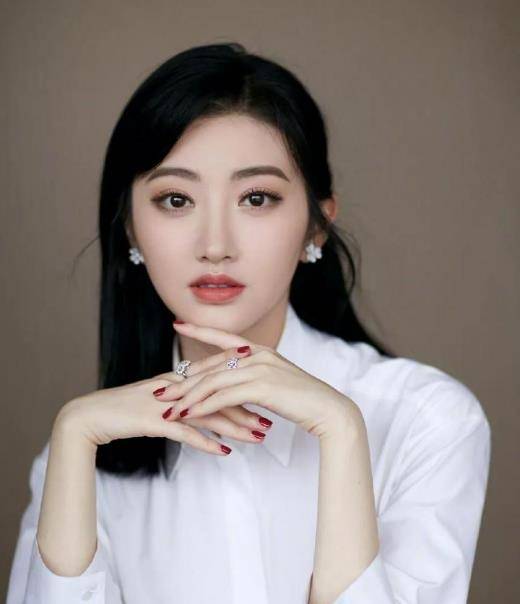 成龙甄子丹等人都不敢动她, 王思聪也不敢怼, 却被他亲上了_景甜_时候