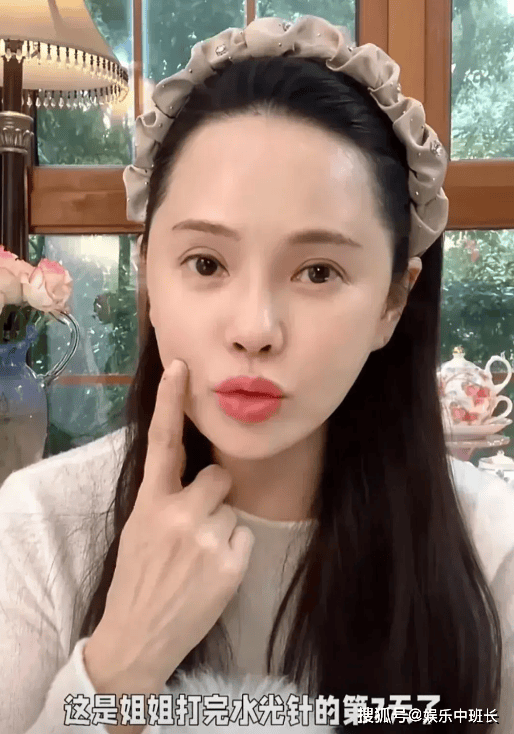 56岁伊能静巴黎街头被偶遇脸小肤白好漂亮网友完全被迷住了