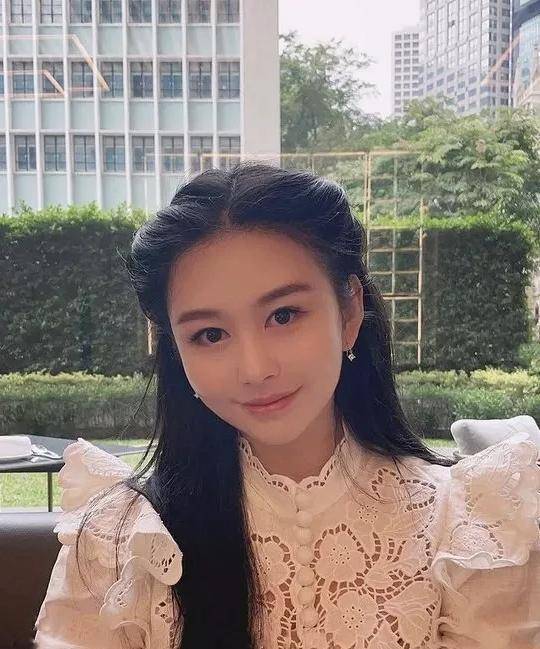 最近邱淑贞大女儿沈月在社交平台上晒出自己的近照,照片中可以看出