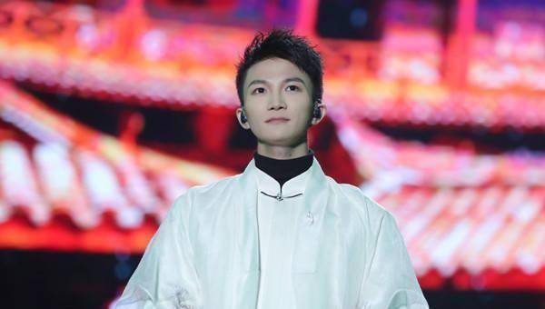 从《蒙面唱将猜猜猜》到《声入人心》周深的热度如坐过山车一样陡转直