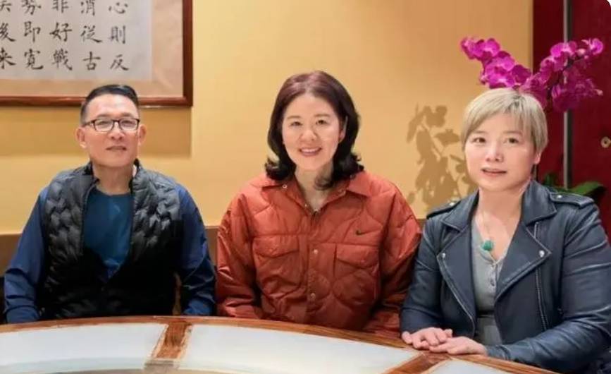 原创女排郎平近照曝光携老公与央视名嘴美国小聚红光满面英姿飒爽