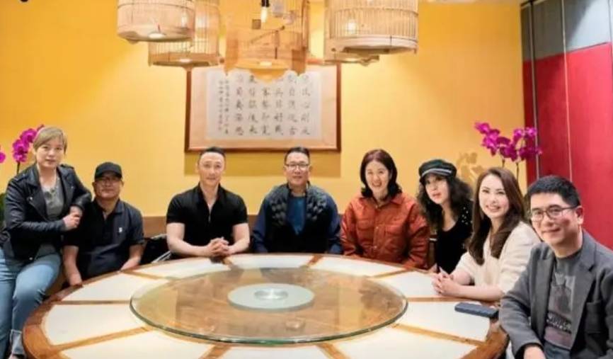 原创女排郎平近照曝光携老公与央视名嘴美国小聚红光满面英姿飒爽