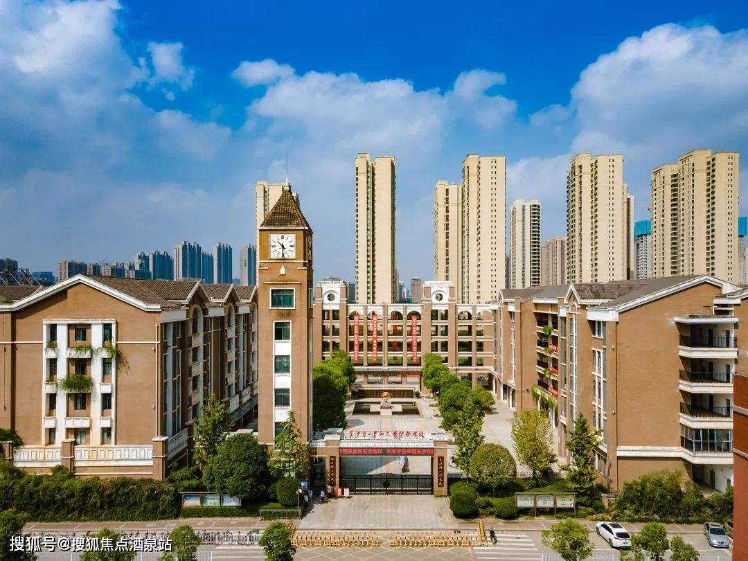 交通:尚东湾,坐享高铁 机场多维交通,周边规划有两条地铁,其中8号线