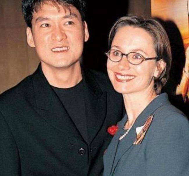 原创同岁妻子满头华发,被嘲像母亲,周华健却35年专宠她一人_李宗盛