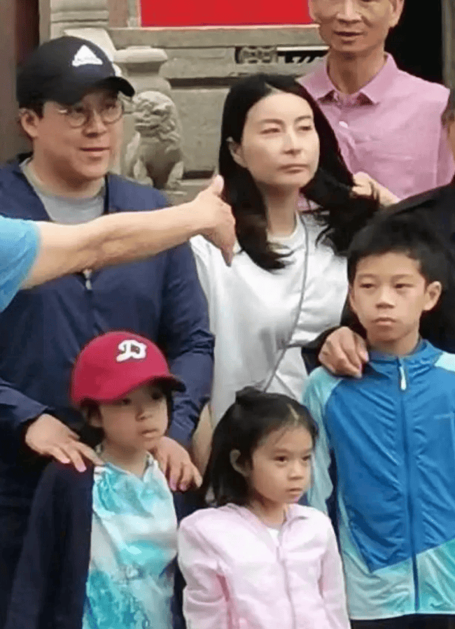 霍家清明扫墓,都穿运动服,霍中曦身高惊人,个头已到妈妈肩膀_郭晶晶