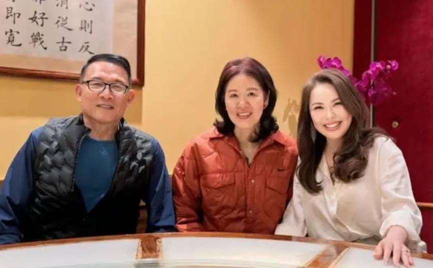 原创女排郎平近照曝光携老公与央视名嘴美国小聚红光满面英姿飒爽