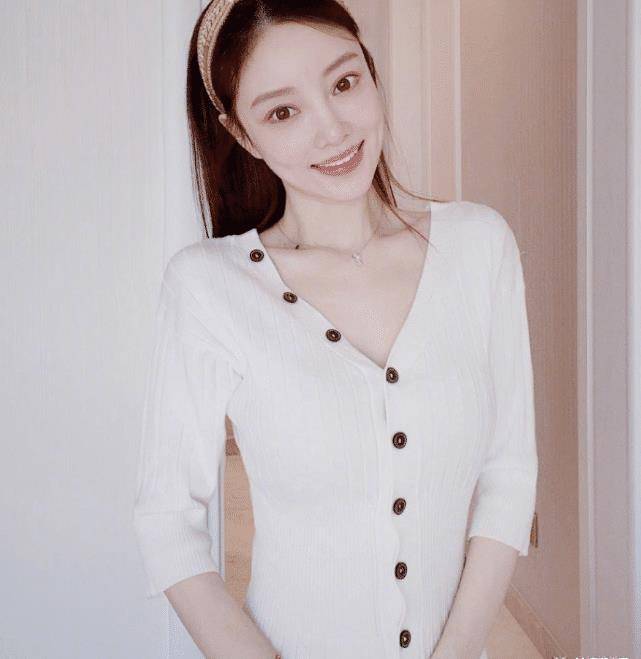 原创李小璐穿露腹装肚皮上的痕迹引注意不像当妈的人