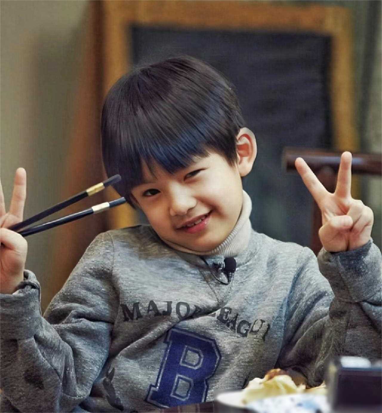 潘粤明儿子惊艳亮相与母亲同框温馨十足似父亲年轻时的翻版