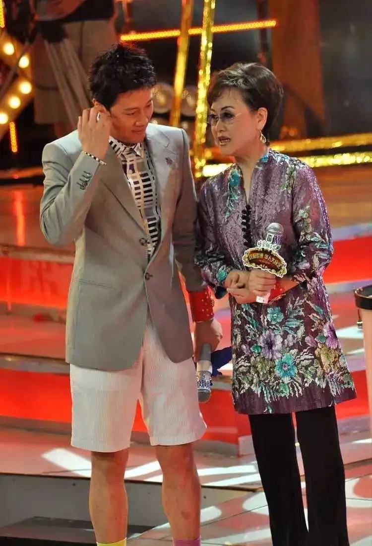 李谷一素颜合影终于不装了白发分明还驼背看着亲切反倒舒服