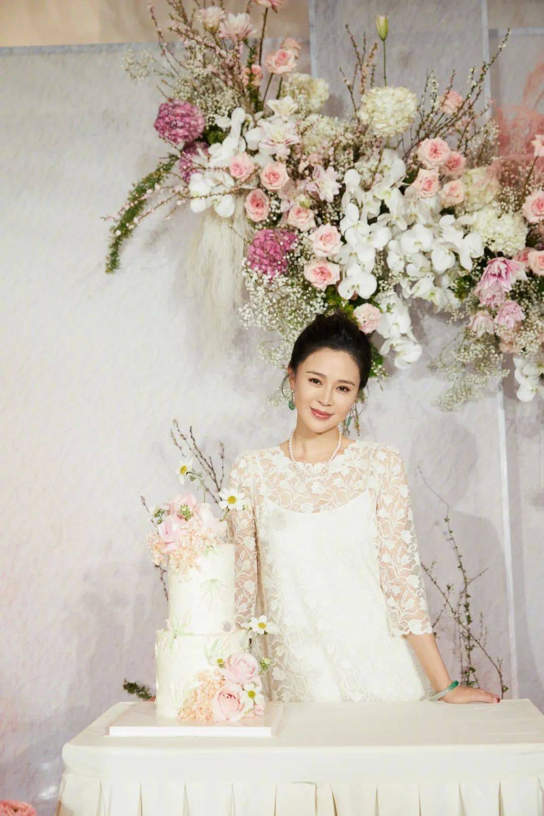 原创关悦佟大为一家五口高调庆生穿白蕾丝裙好惊艳被宠上天好幸福