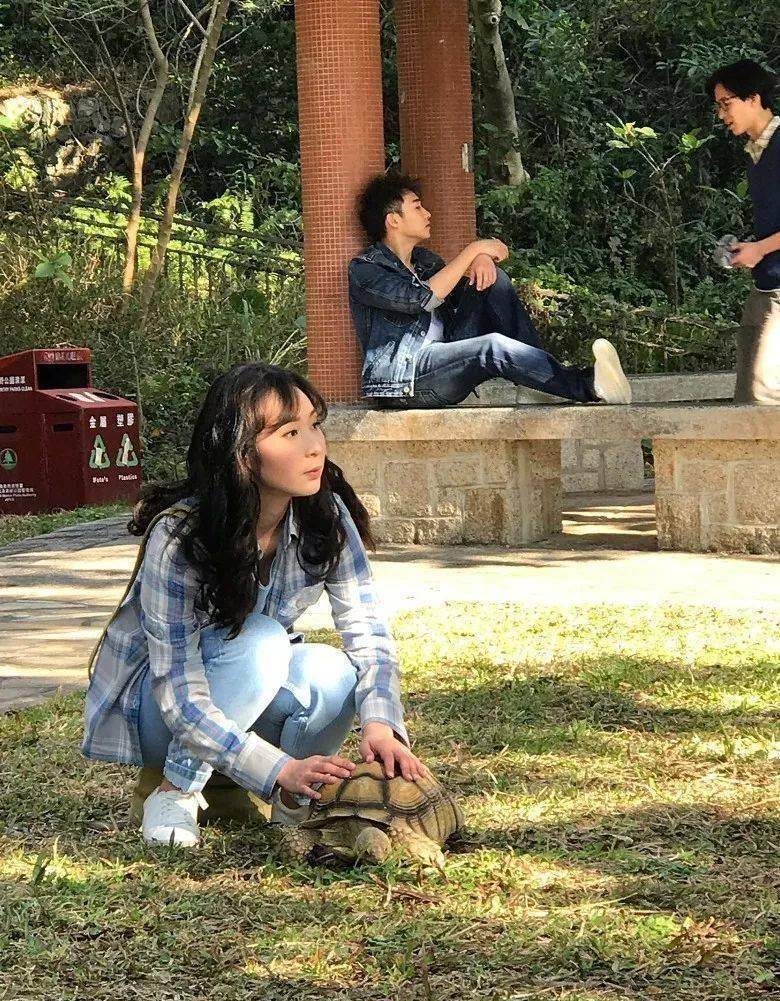 而她也凭借《爱·回家之八时入席》,饰演「王嘉莉」一角而开始为人