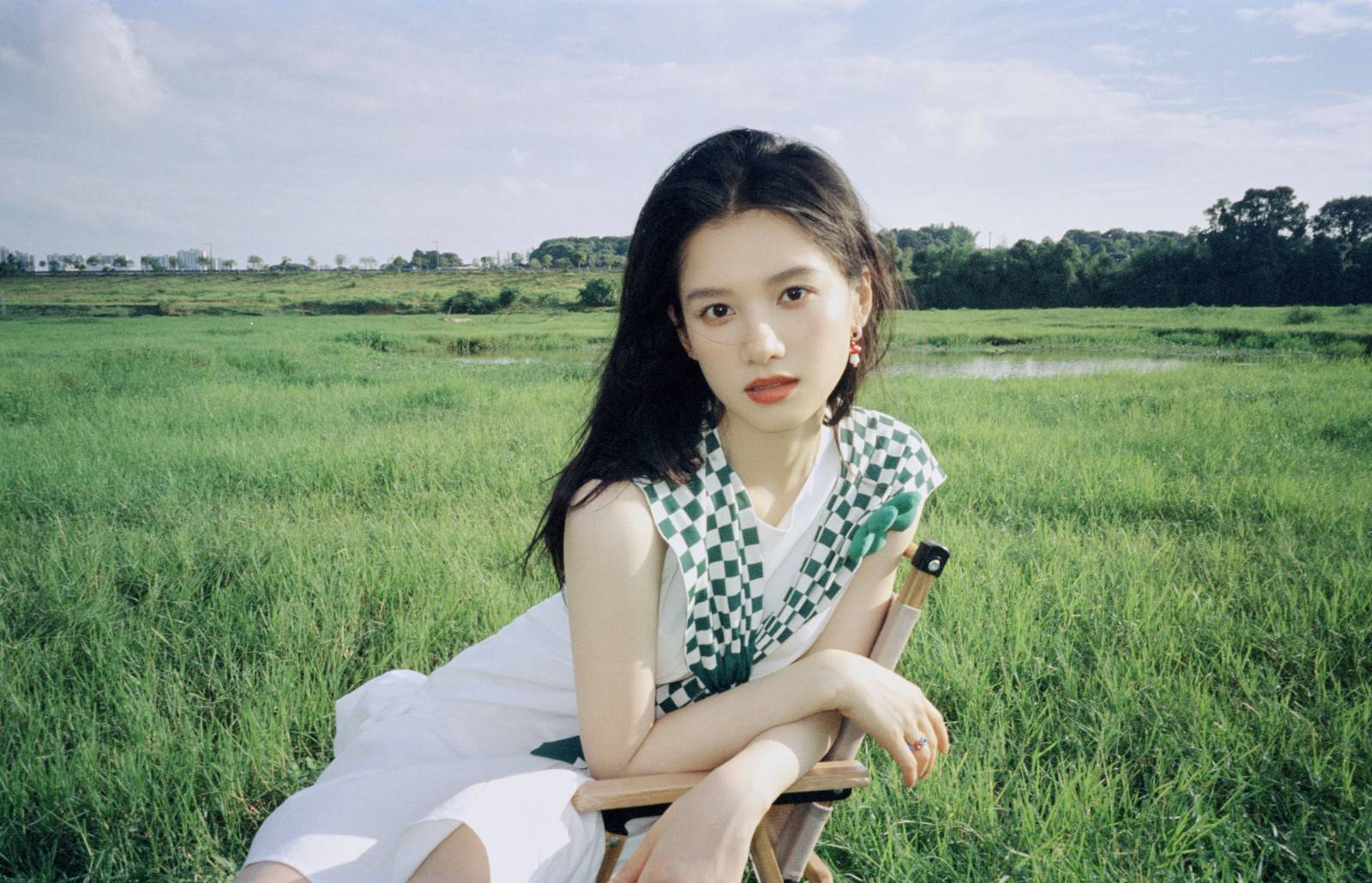 她现在是陈坤和周迅手里的香饽饽,资源都要过这两人的眼,这种温床就