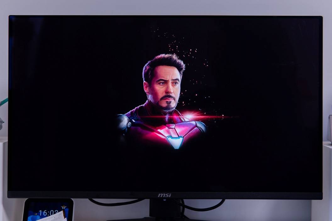 qd-oled可以表现纯粹的黑,像素点完全不发光也就不会出现lcd屏的漏光