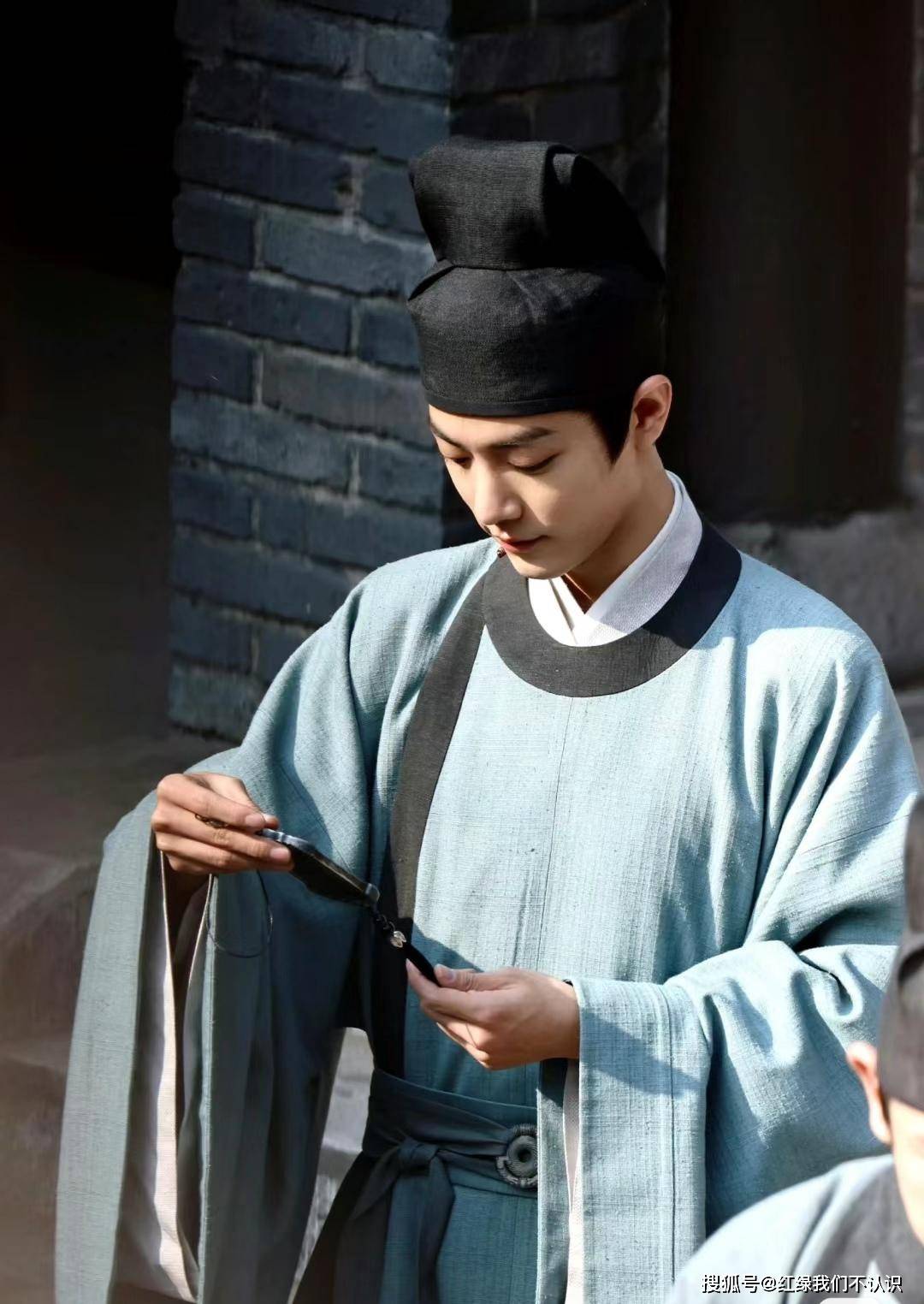 除了路透照片外,网络上还曝光了一些肖战在拍摄现场的照片.