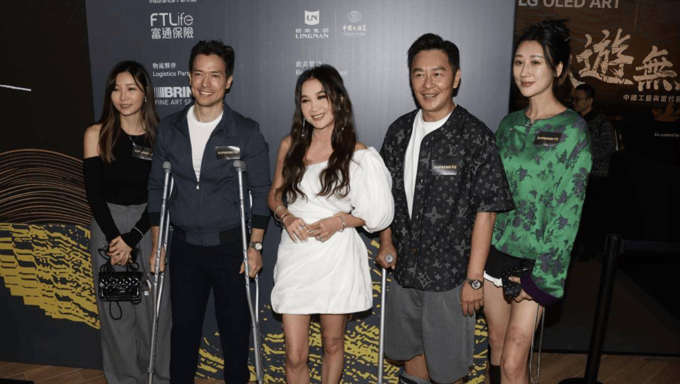 原创陈浩民拄拐杖现身一脸沧桑,与温碧霞相隔23年聚首,合照保持距离