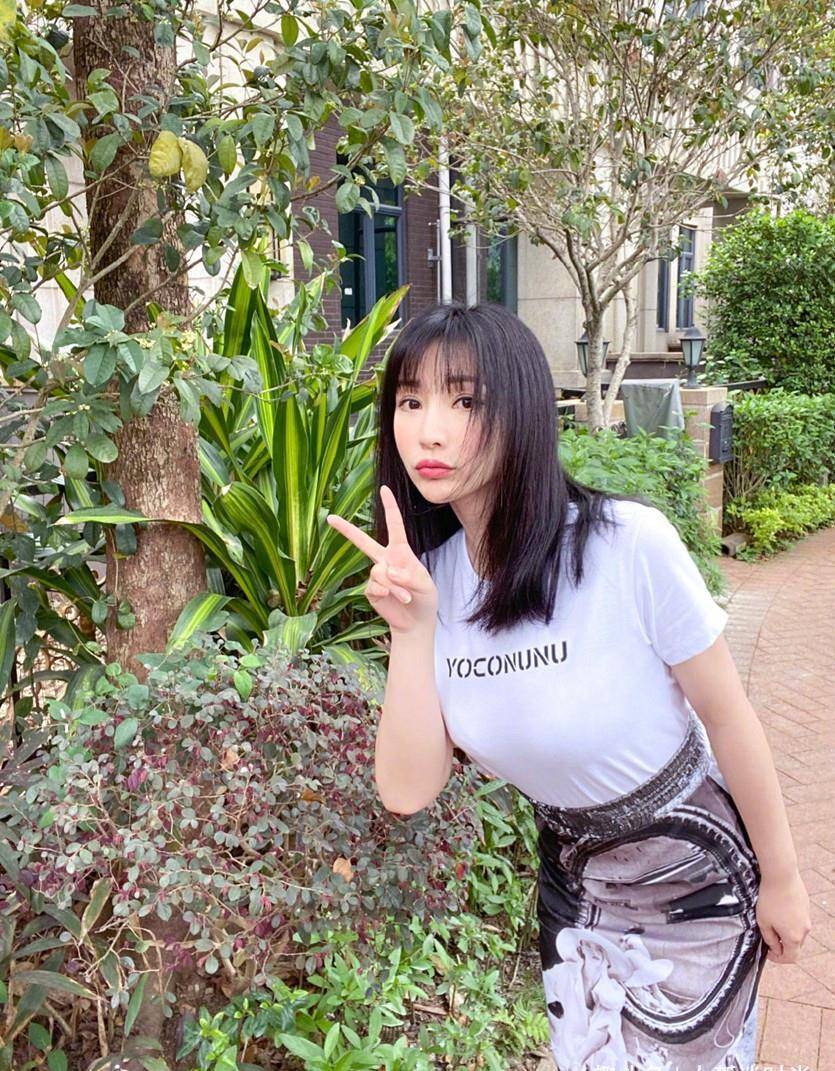 柳岩为秀身材真的拼了,束腰裤这么紧还硬塞,意外勒出"蚂蚁腰"