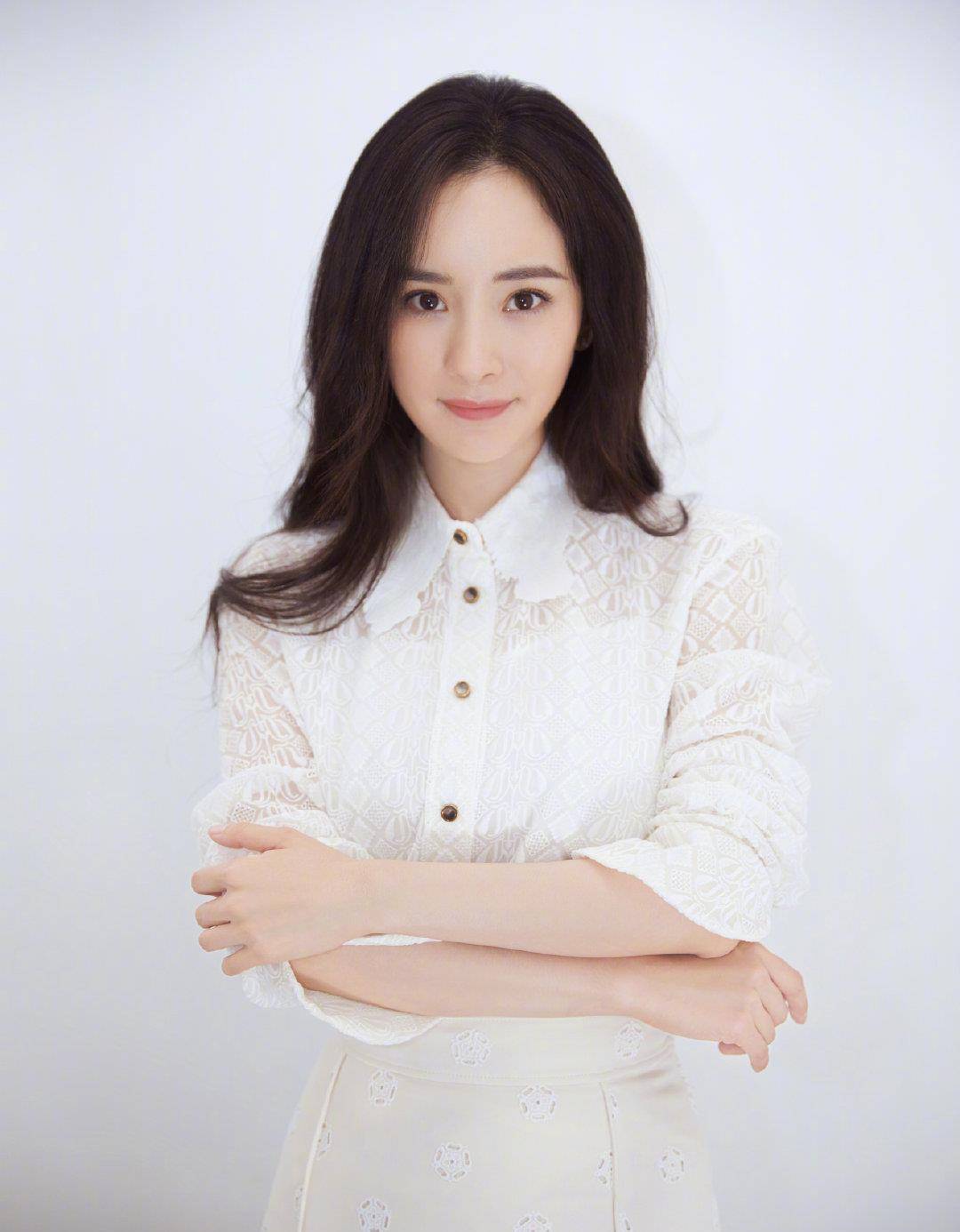 原创杨幂斛珠夫人曝光新路透一身淡粉色长衫仙气满满有白浅那味儿了