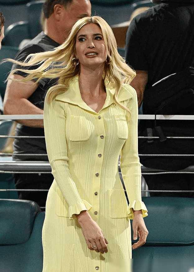 原创伊万卡又和老公去潇洒穿鹅黄长裙美如少女牵老公的手太小女人