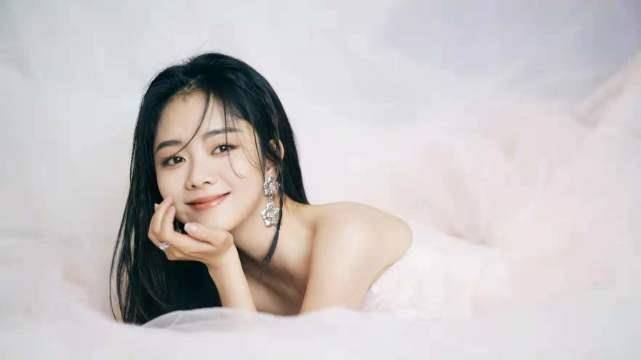 原创助攻景甜张彬彬谭松韵问男方你想跟谁一起看月亮爬上来暗示答案是