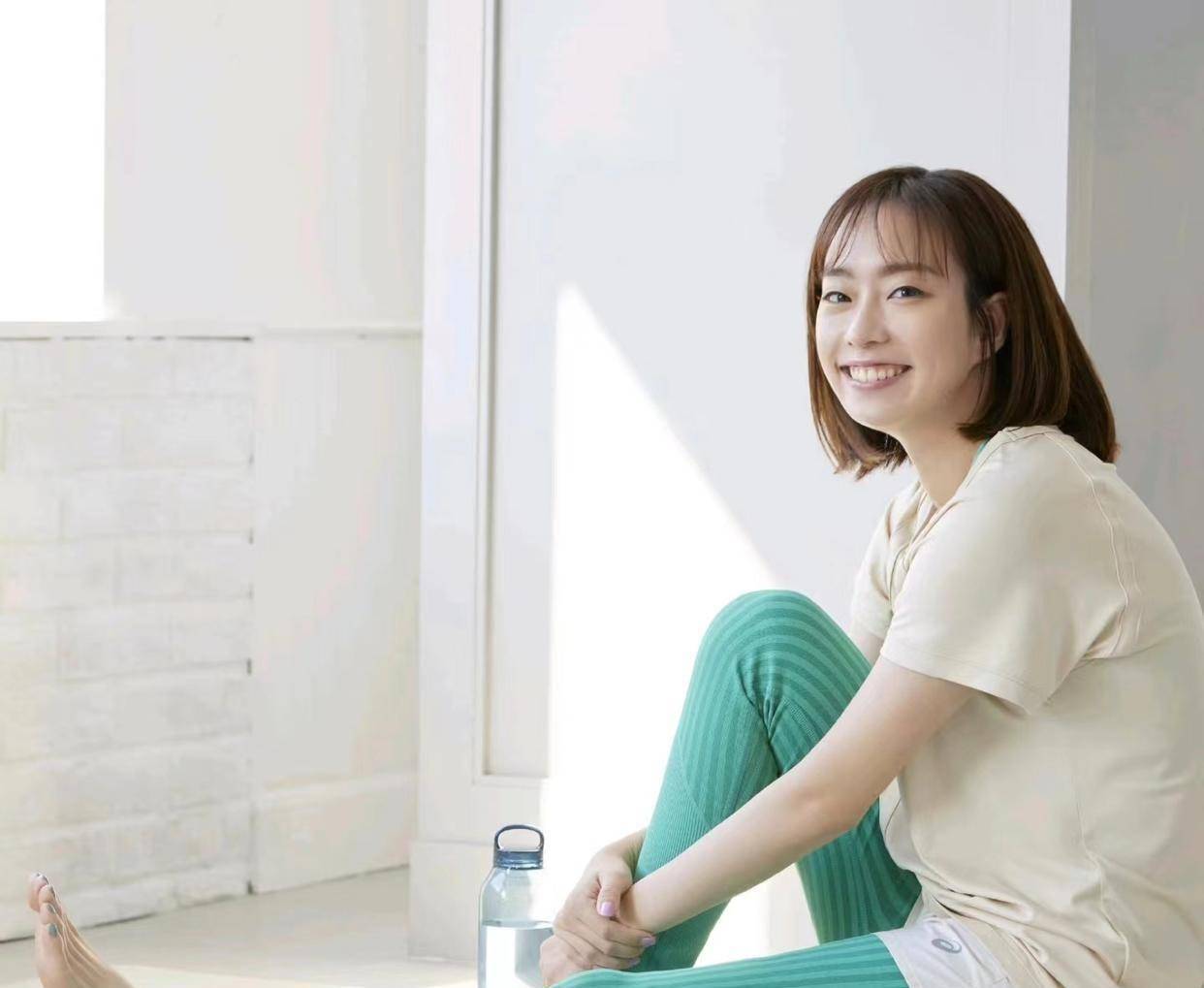 原创石川佳纯晒一家4口全家福!母女3人长得一模一样,妹妹长得更漂亮