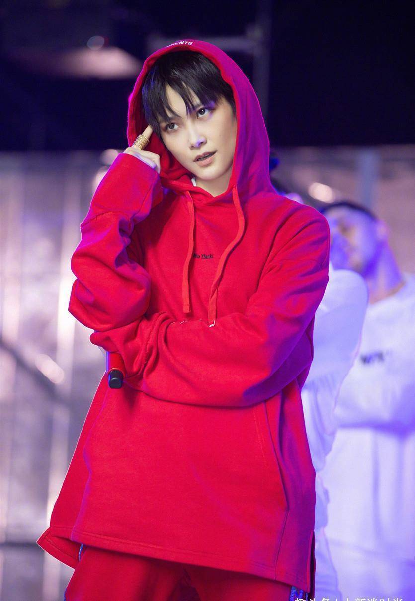 原创李宇春终于穿对一回穿连衣裙美如少女再也不是假小子了