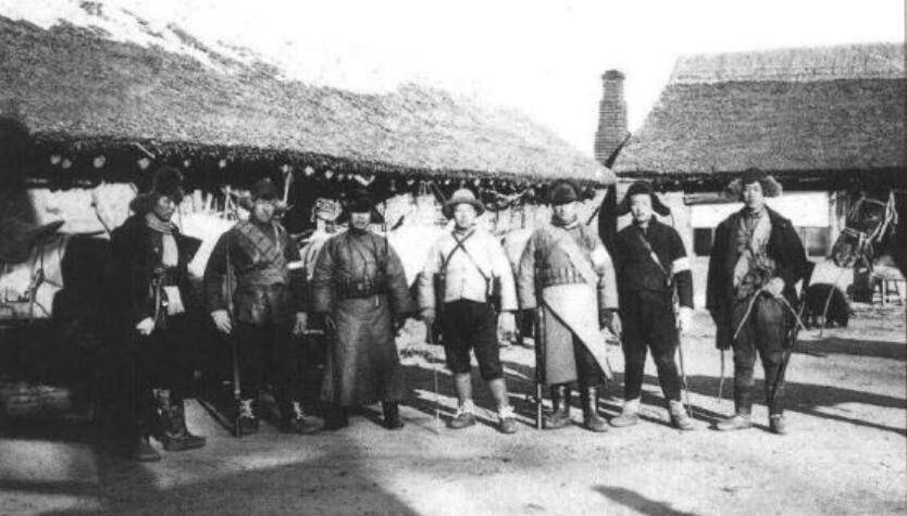 匪头子",靠着政治献金,一跃正式成为了国民党的党员,还因此免于上前线