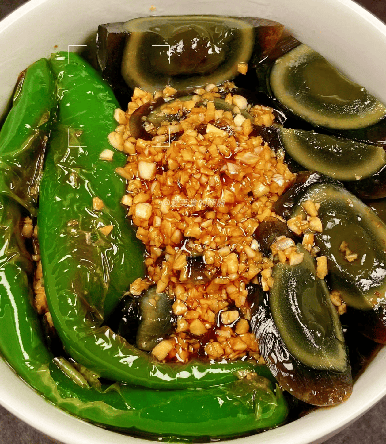 擂辣椒皮蛋家常美味的独特风味