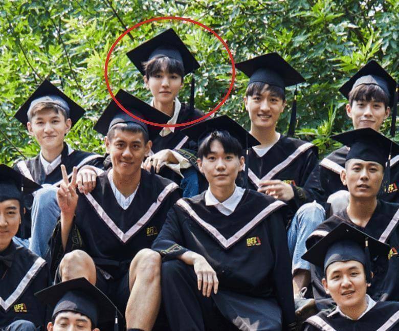 原创王俊凯真人长啥样?回北电拍毕业照被偶遇,生图状态看呆我了