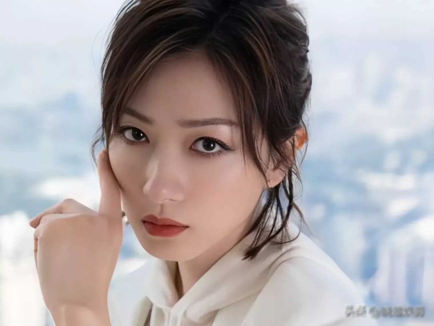 首当其冲的是米兰达·奥托,55岁的她依然保持着年轻的活力和美丽.