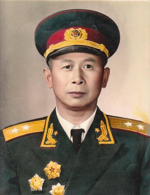 云南省军区司令员陈康遭歹徒寻衅闹事将军说你有能耐过来试试