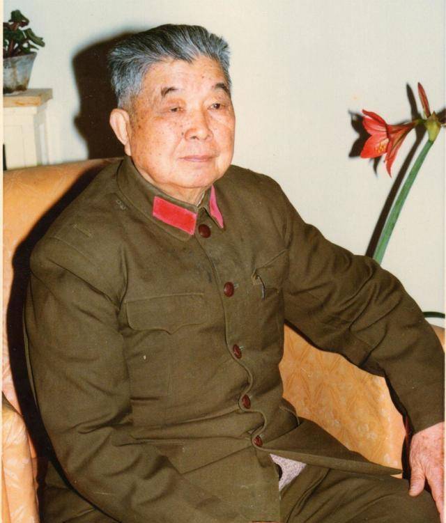 他是西康军区原司令员,23岁入党,49岁授中将,母亲却在街边乞讨_刘忠