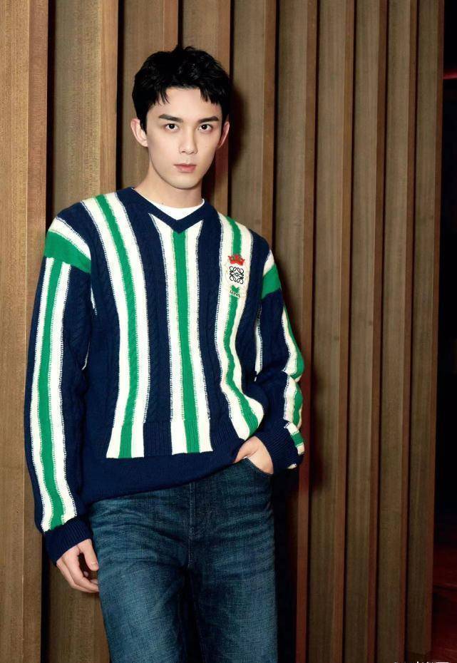 吴磊穿竖条纹毛衣搭配牛仔裤,清爽阳光又帅气
