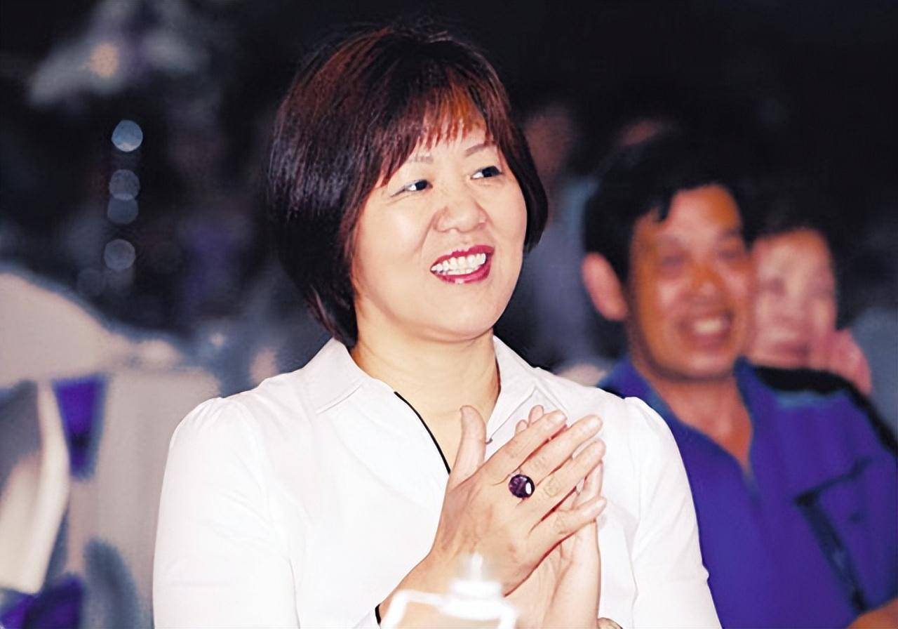 郎平中国女排的铁榔头女排精神的象征