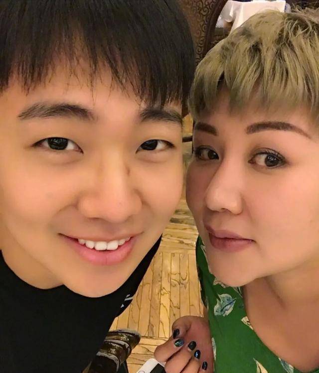 原创主持人发现郭麒麟桌上一堆药他如果不戒掉3个爱好前途堪忧