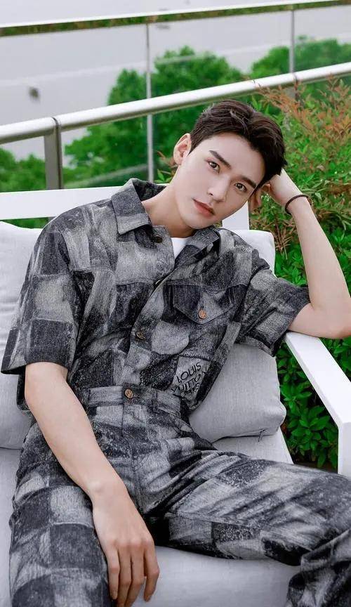 做过模特,还有各种策划代言,像是婚纱策划,钻戒策划,必胜客策划