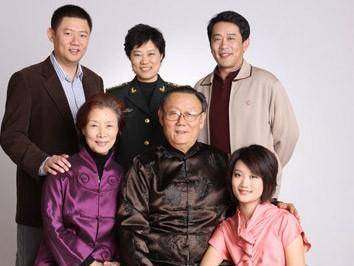 原创吕中丈夫是小学同学儿子是导演女儿成国家栋梁