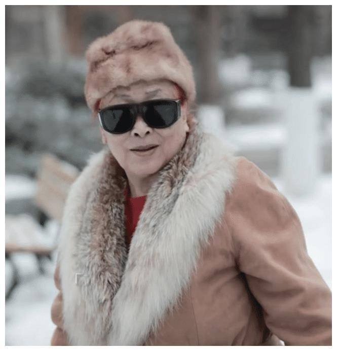 冯唐87岁母亲去世,生前喝烈酒爱染发,还曾大胆发言好色_妈妈_一生_老