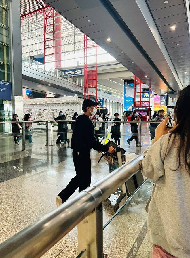 原创36岁李易峰日本回国生图黑眼圈厚重反差大眼神呆滞全程好冷漠