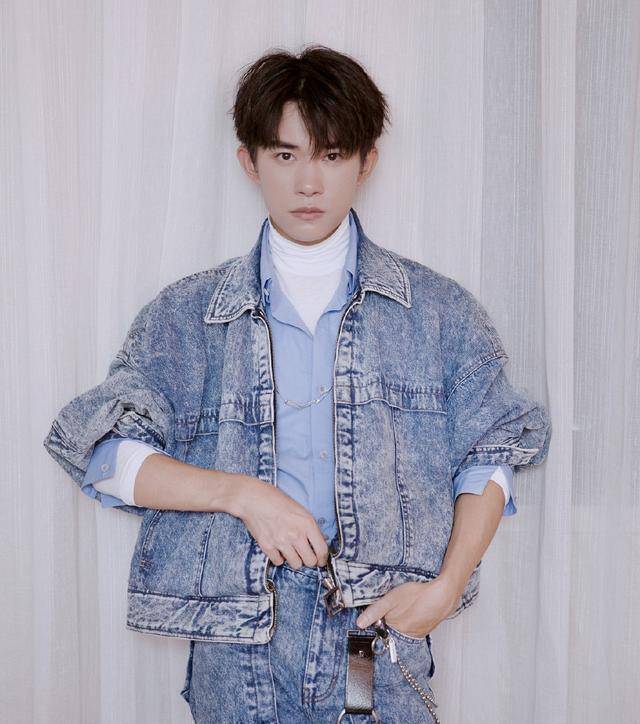 叠穿大法易烊千玺可谓是驾轻就熟风度翩翩又不失少年的气息