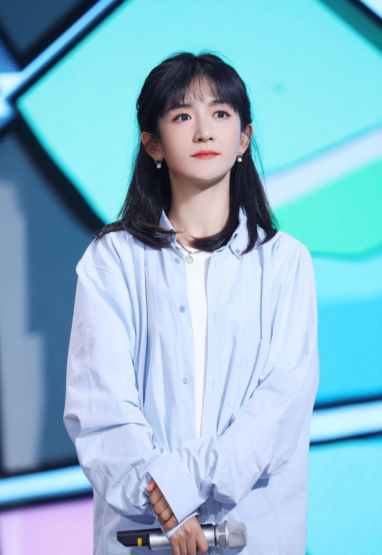 谢娜瘦了之后穿搭又美了不少一身清爽色穿搭令人羡慕