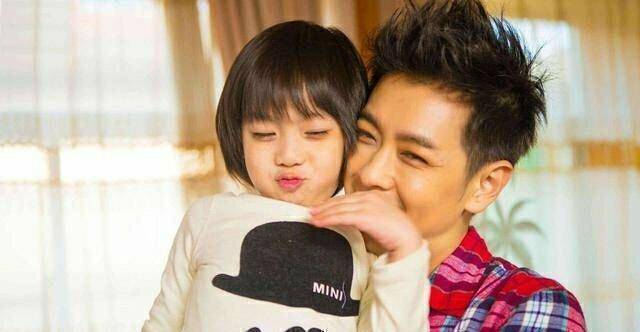 原创陈若仪晒偷拍kimi的视频小家伙整容般长大清秀侧脸超像林志颖