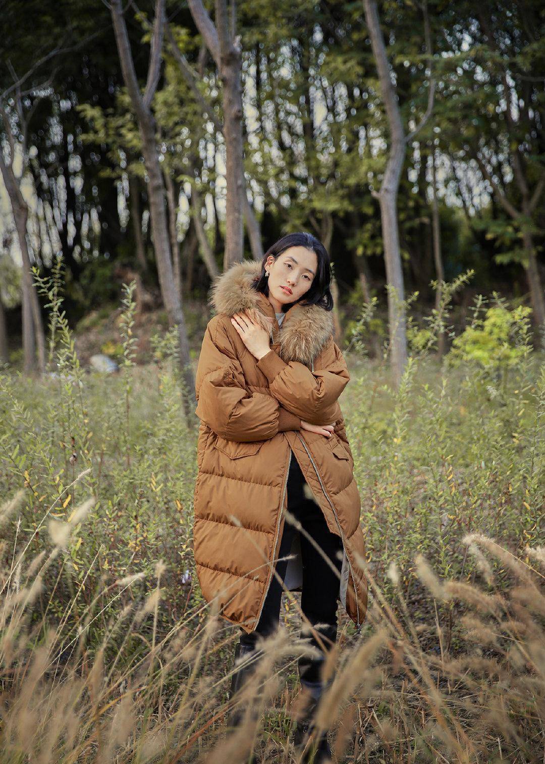 原创张丽娜演绎冬日新品羽绒服和大衣的极简设计尽显惬意时尚感