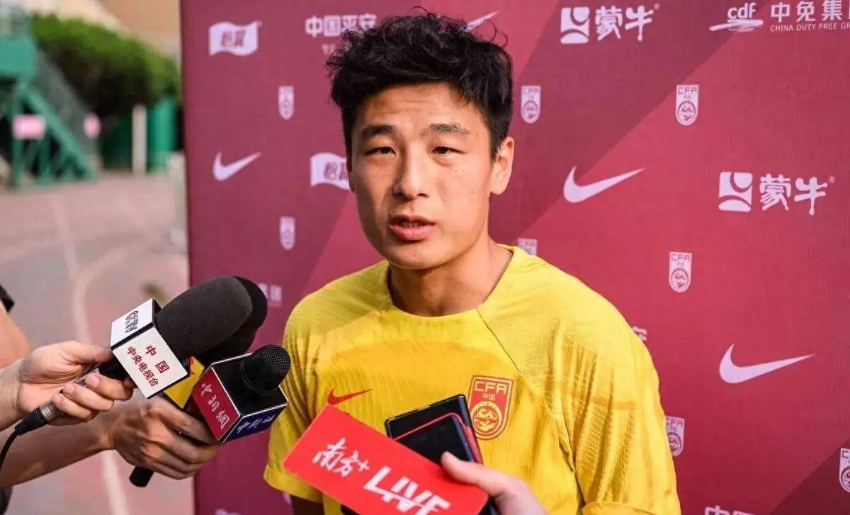 足球的残酷真相：武磊如何看待张琳芃失误？全队责任引不适议！-张琳芃武磊回族