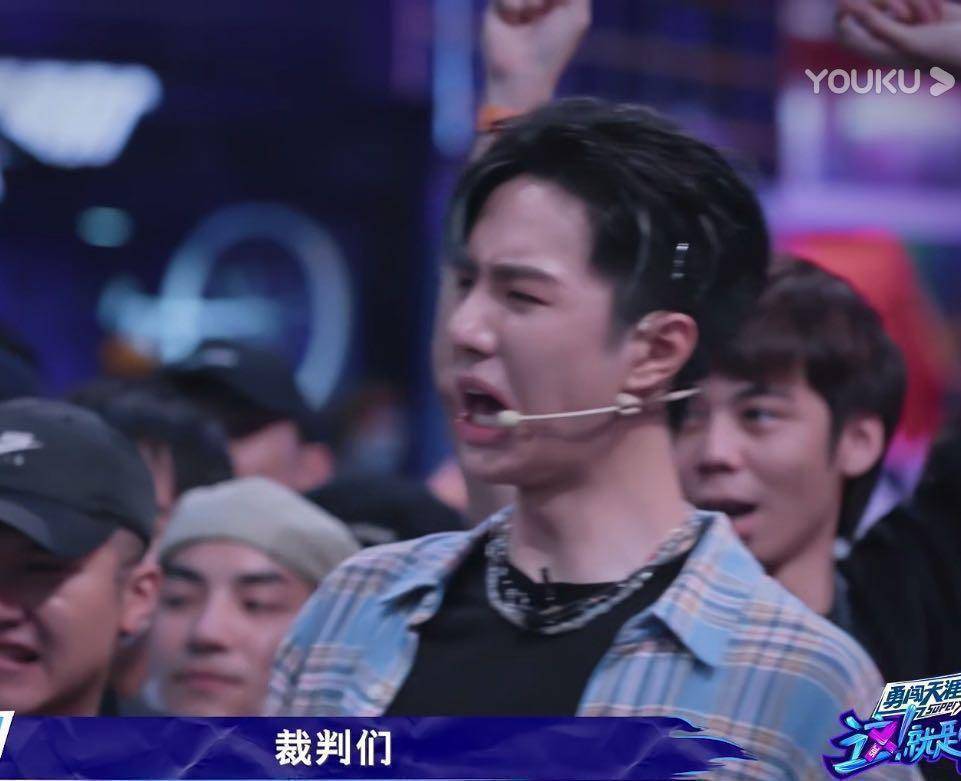 原创王一博街舞被吓到选手太强不敢点评现场battle成了表情包