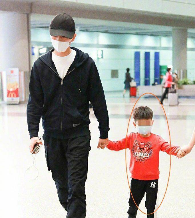 陈晓带儿子小星星现身小家伙全程蹦跳不停看着像是个淘气包