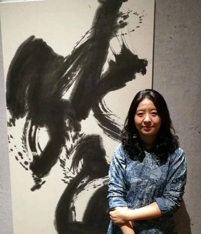 清明!画家姚媛,书法家许静作品在新街口大屏幕播放