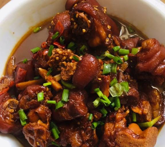 红烧猪蹄香软不腻色泽红亮太下饭了