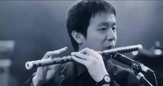 原创窦唯现身灵隐寺,身材发福,衣着随便,与前妻王菲相差太远了