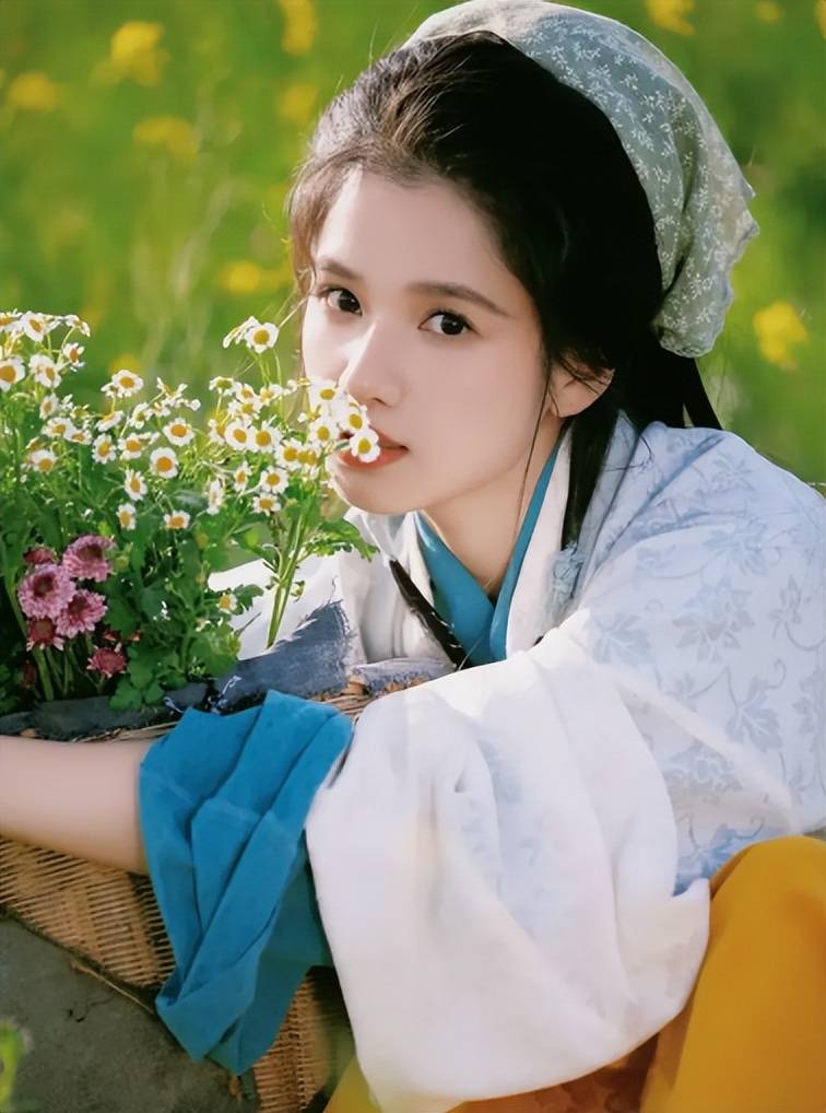 原创张婧仪绿色油菜花园现身碎花头巾格外抢眼宛若田园美人