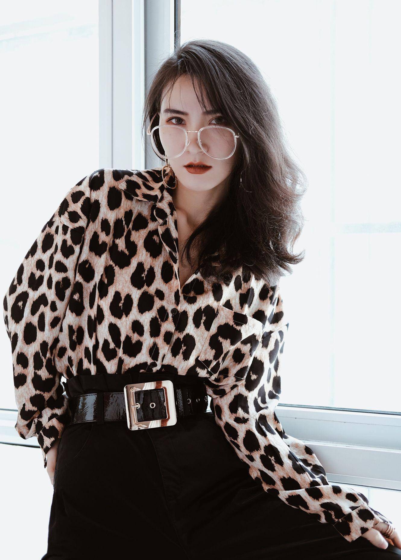 时尚感,豹纹元素看似复杂,其实很好搭配,比如说豹纹